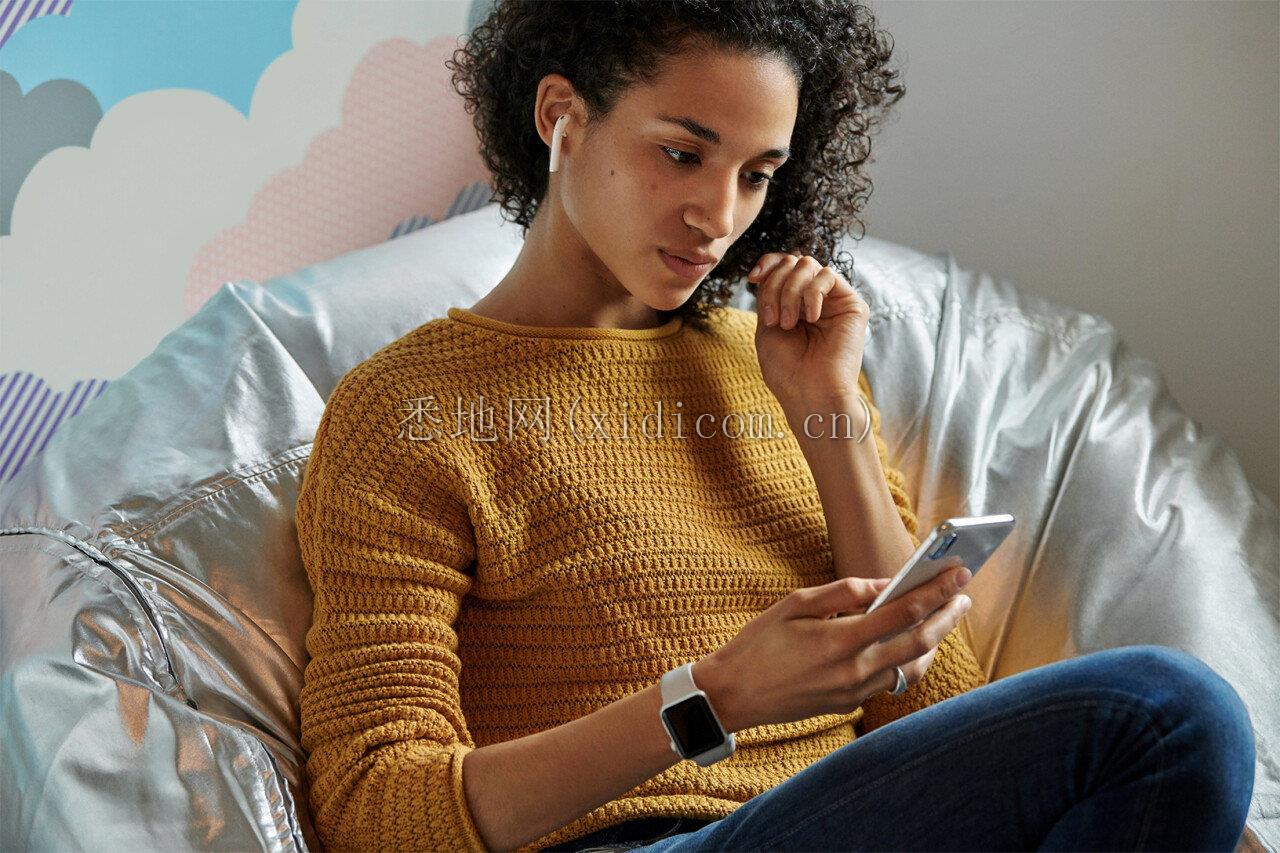 Apple-AirPods-worlds-most-popular-wireless-headphones_woman-wearing-airpods_03202019_big.jpg.large_2x.jpg